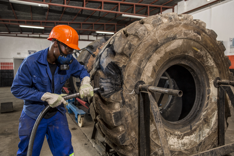Stok ban alat berat berbagai ukuran di PWB